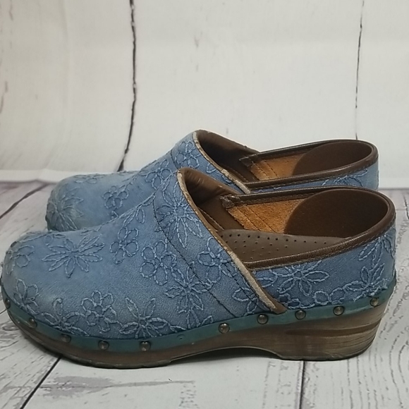Women's Sanita Clogs Blue Denim Embroidered Floral - Picture 2 of 8